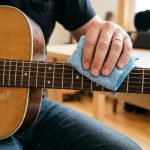 merawat gitar akustik