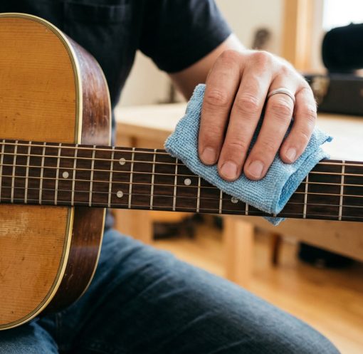 merawat gitar akustik