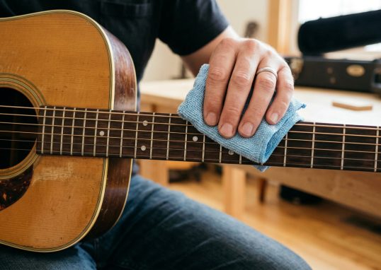 merawat gitar akustik