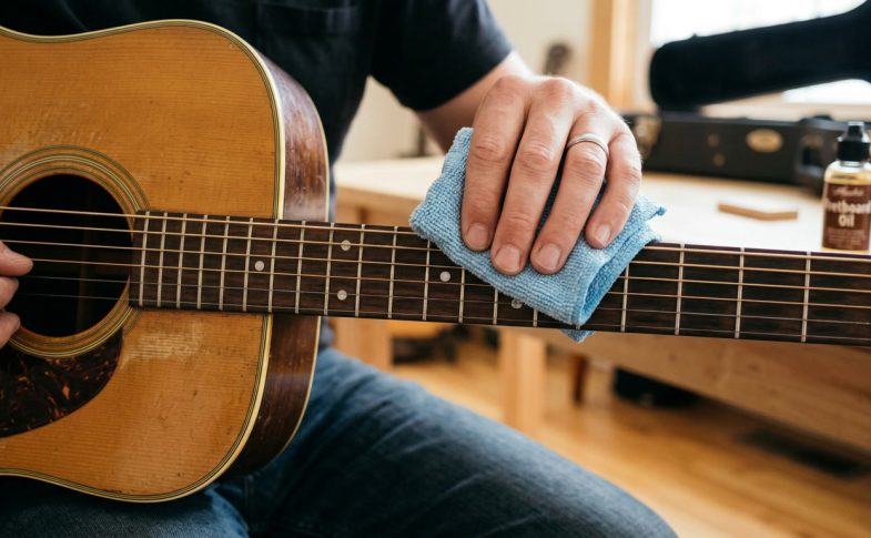 merawat gitar akustik